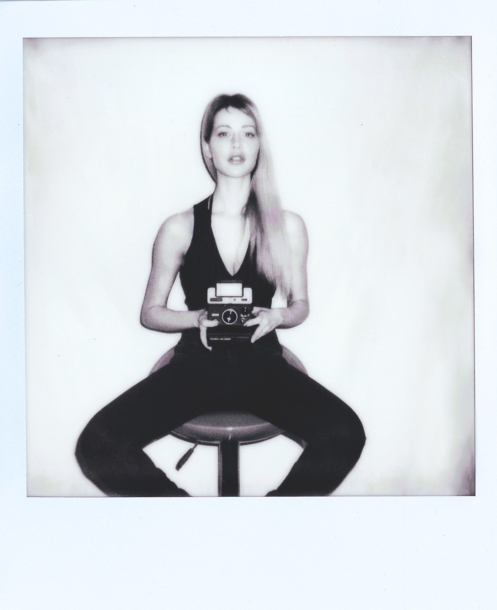 Amanda Rosi, ritratto in polaroid